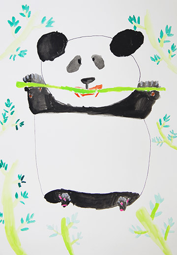 ササをおいしそうに食べるパンダ