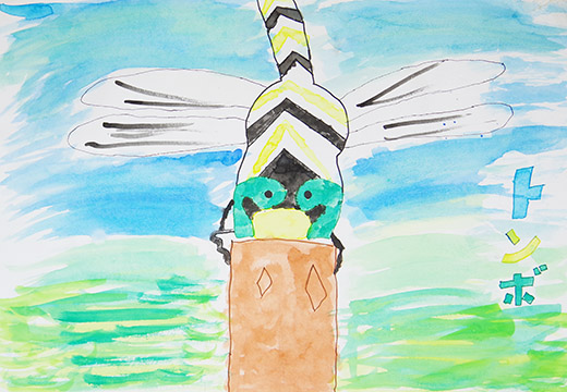 木にとまったトンボ