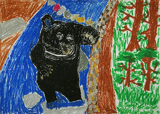 川をわたるツキノワグマ