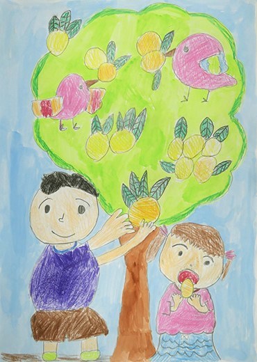 おにわのビワをたべるわたしととりさん