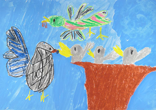 親鳥がひな鳥たちにエサを運んであげているところ