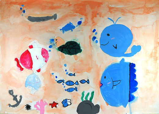 夕方のきれいな水と魚