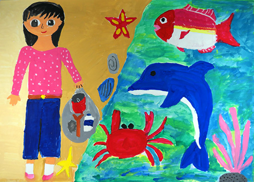 きれいな海で魚たちが元気に泳ぐ