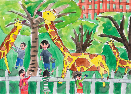 キリンにエサをあげる