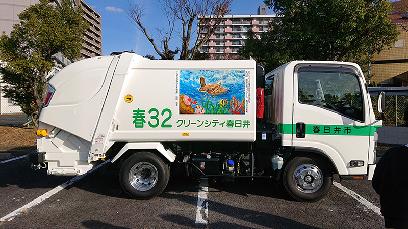 副賞：絵画をラッピングしたパッカー車