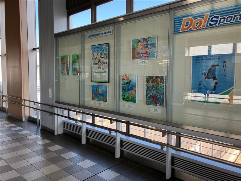 春日井駅の自由通路展示コーナーに入賞作品を展示しました
