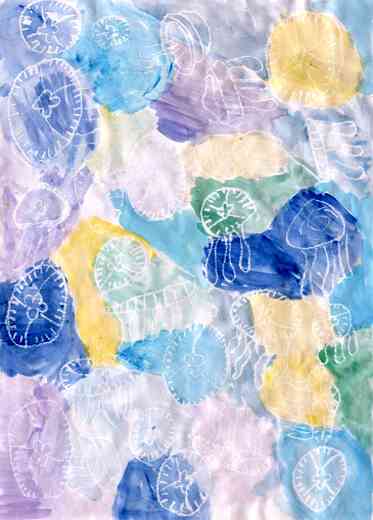 きれいな水にうかぶくらげ