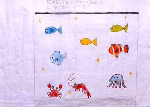 ピカピカの水のなかですいすいおよいでいるかわいい生き物たち。