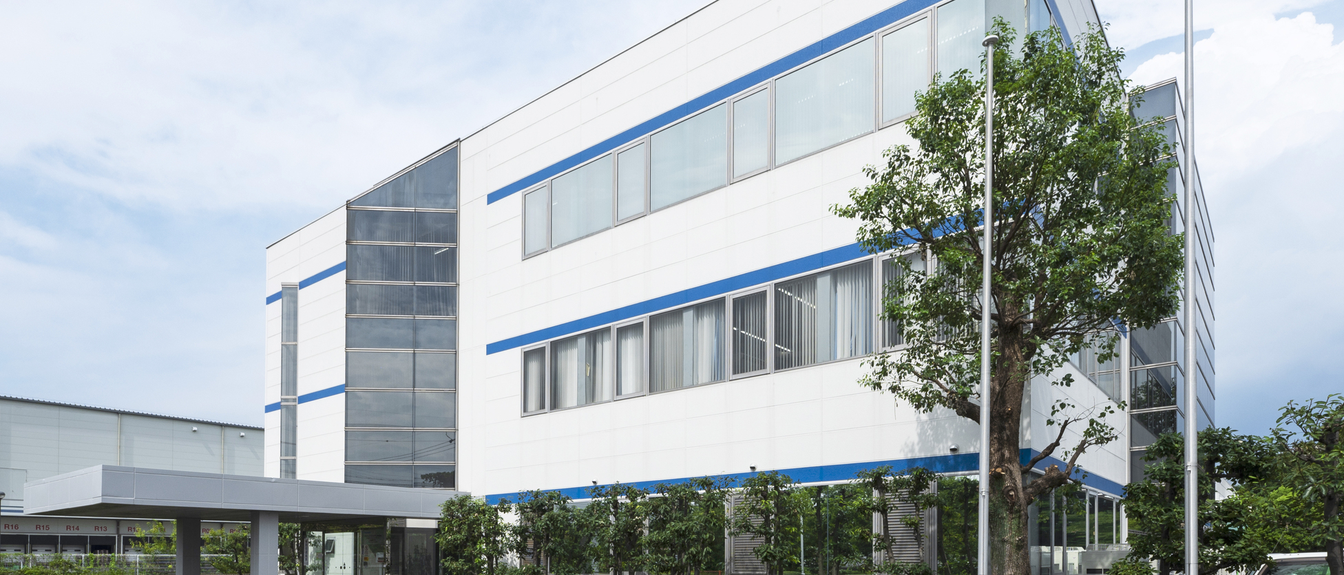 青空のもと、IAQ検証センターの近代的な建物の外観