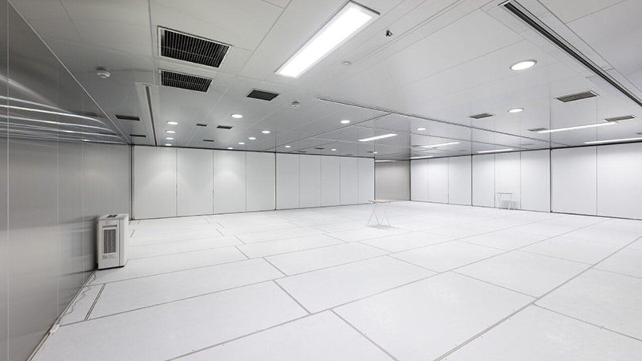 可変型の実空間除菌試験室。シルバーの壁面で構成された清潔感のある試験空間。広い部屋を再現したレイアウト