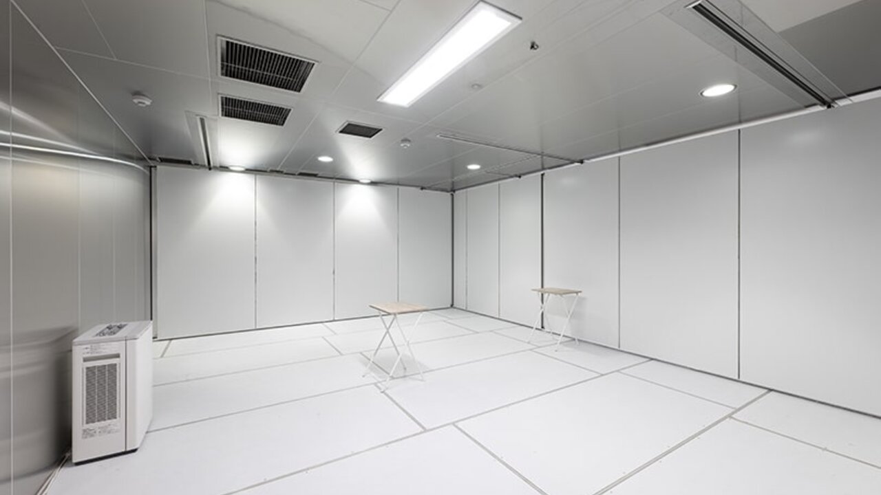 可変型の実空間除菌試験室。シルバーの壁面で構成された清潔感のある試験空間。一般的な広さの部屋を再現したレイアウト