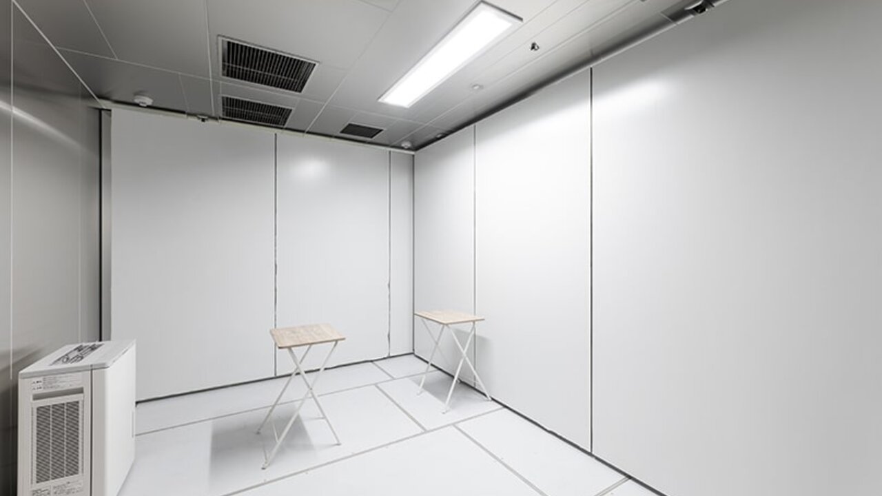 可変型の実空間除菌試験室。シルバーの壁面で構成された清潔感のある試験空間。会議室程度の狭い部屋を再現したレイアウト