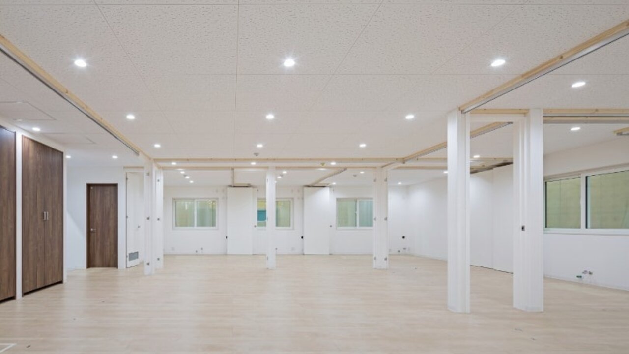 住宅環境を再現した空質空調検証室。フローリングと白い壁で構成された広々とした室内の様子