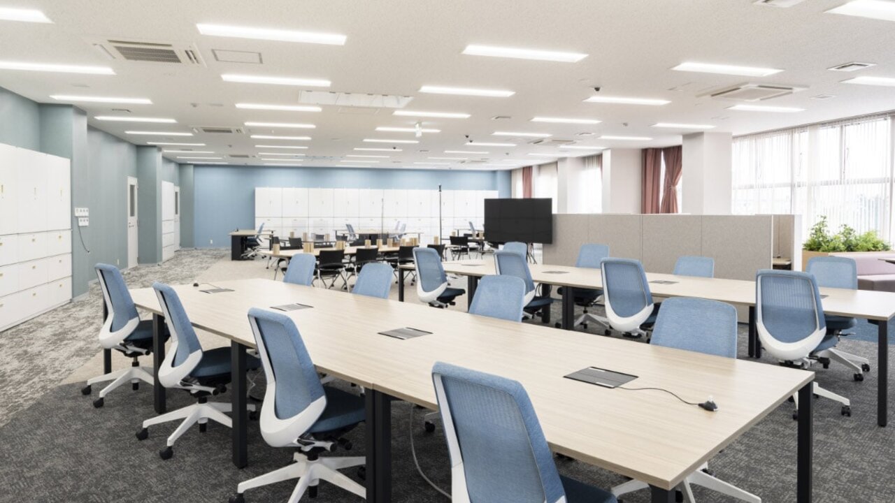 社員が実際に働く空間価値創造オフィス。明るい木目のデスクと最新の空調設備が整った開放的なオフィス環境