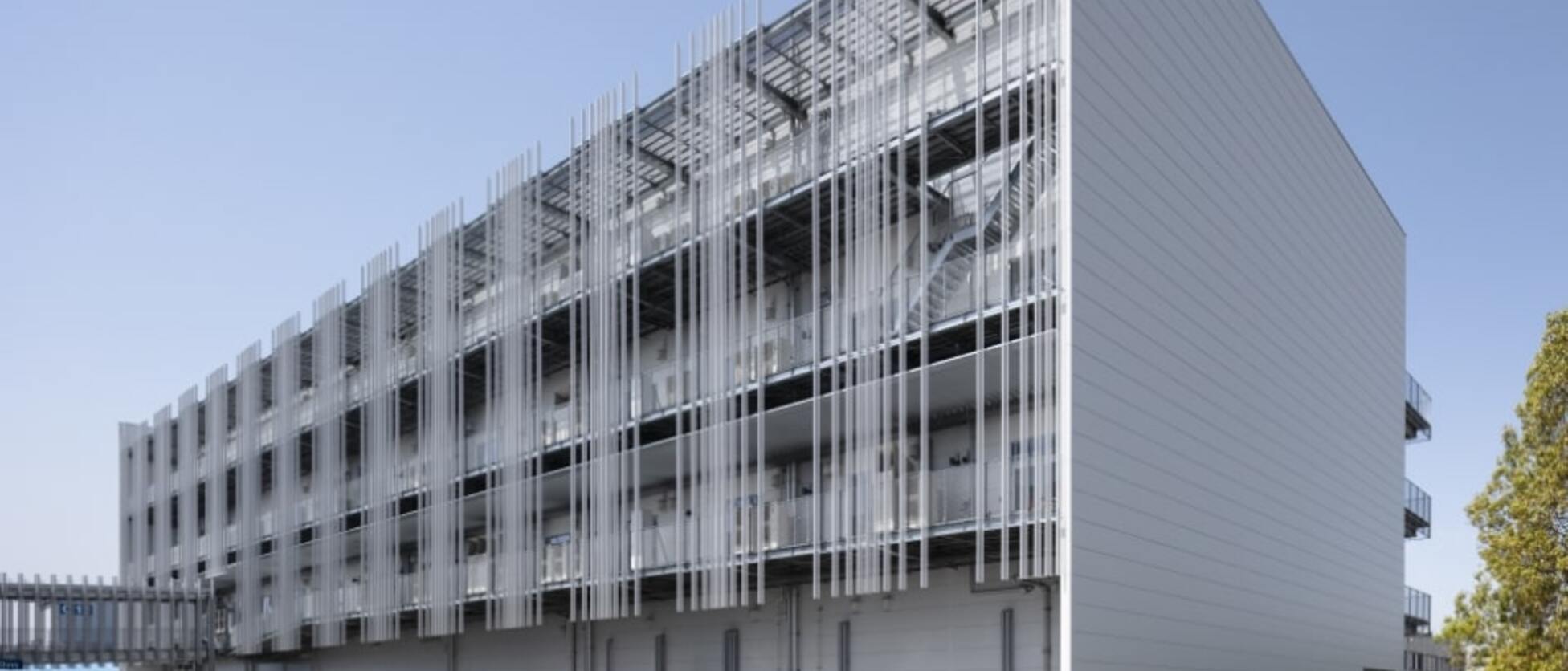 青空を背景にした、パナソニック草津新棟の近代的な外観写真