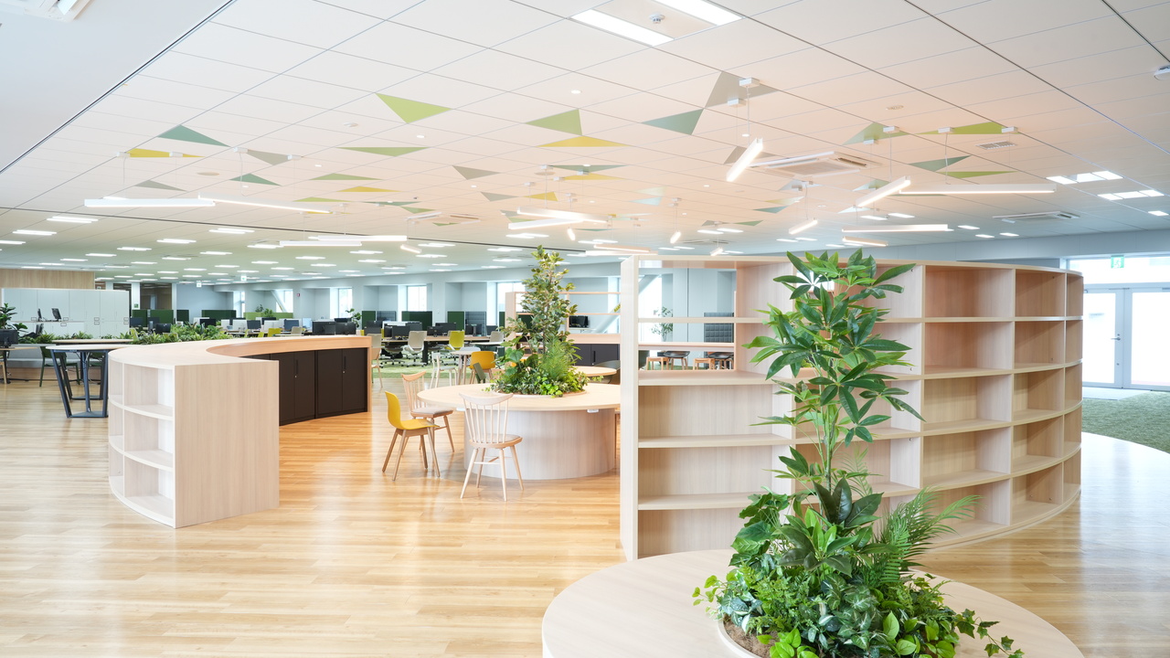 木目調のカウンターやソファが配置された、明るく開放的なコミュニケーションエリアの様子