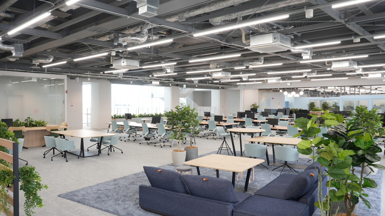 社員が自然に集まり交流できるよう設計された、執務スペース横のマグネットスペース