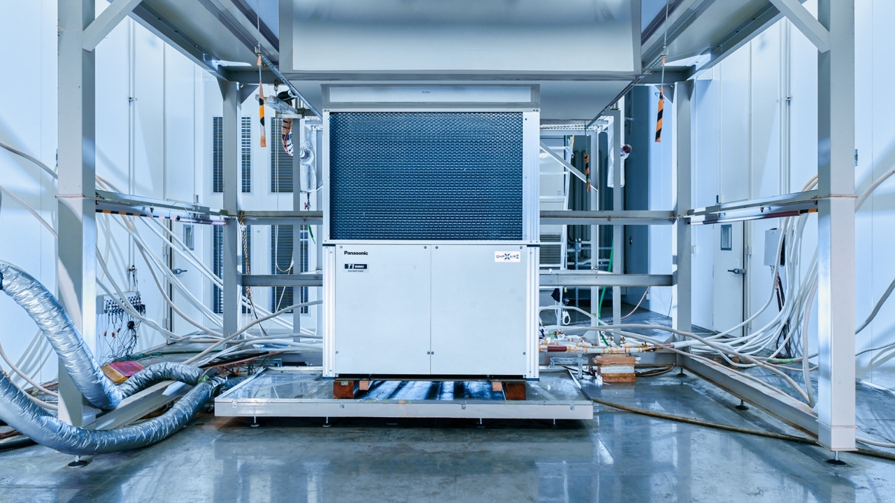 屋外に設置されたGHP（ガスヒートポンプエアコン）の室外機ユニット