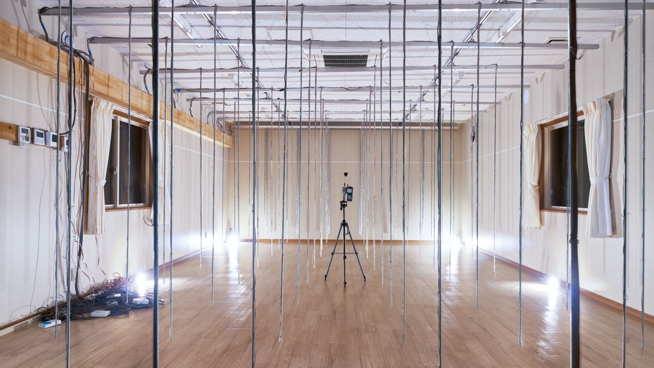 住宅環境を再現した試験室の室内。天井や壁に多数のセンサーが配置されている