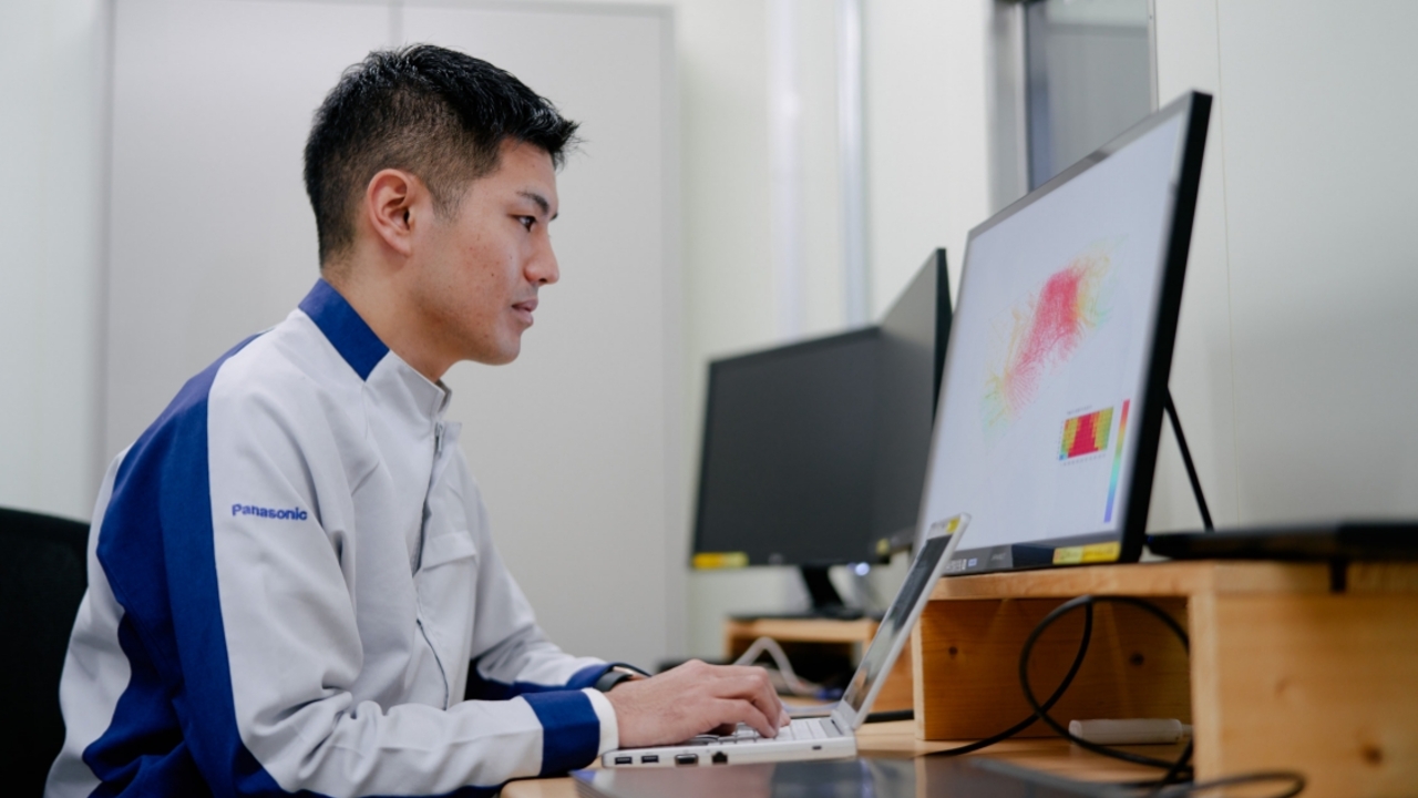 PCモニターで室内気流のシミュレーション結果を確認する技術者