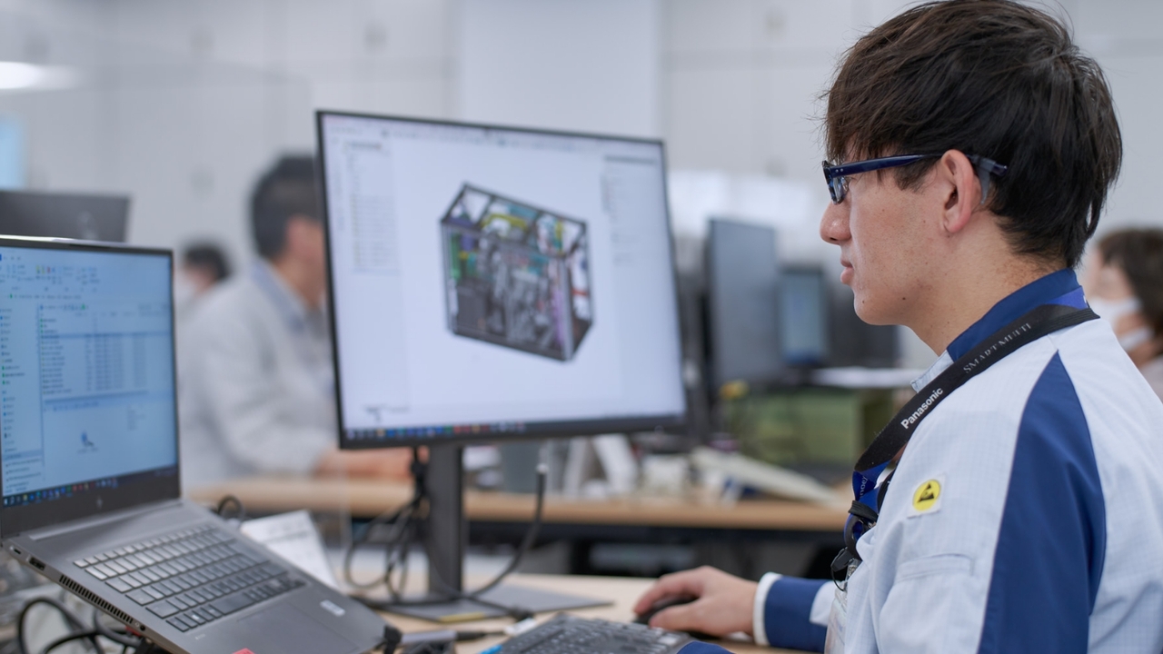 3D CADを用いて空調機器の構造設計を行う技術者の手元