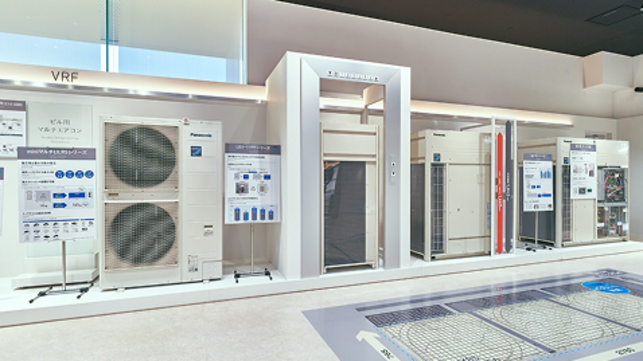 ビル用マルチエアコンの展示スペース。室外機モデルが複数台並び、それぞれの機能や特徴を説明するパネルが添えられている展示風景。