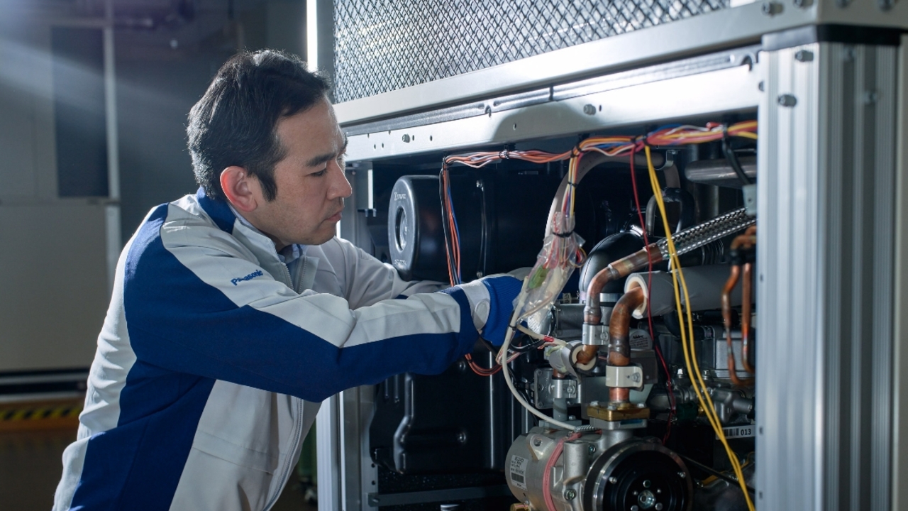 実機に触れながらGHPのメンテナンス技術を学ぶ受講生