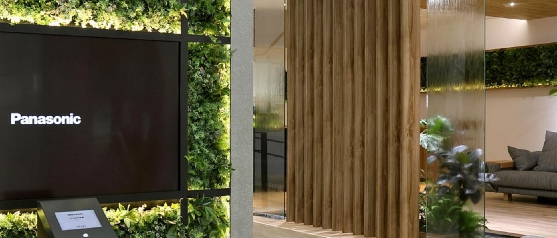 Reboot Spaceの内観。木目と植物を基調とした、落ち着きのあるショウルーム空間