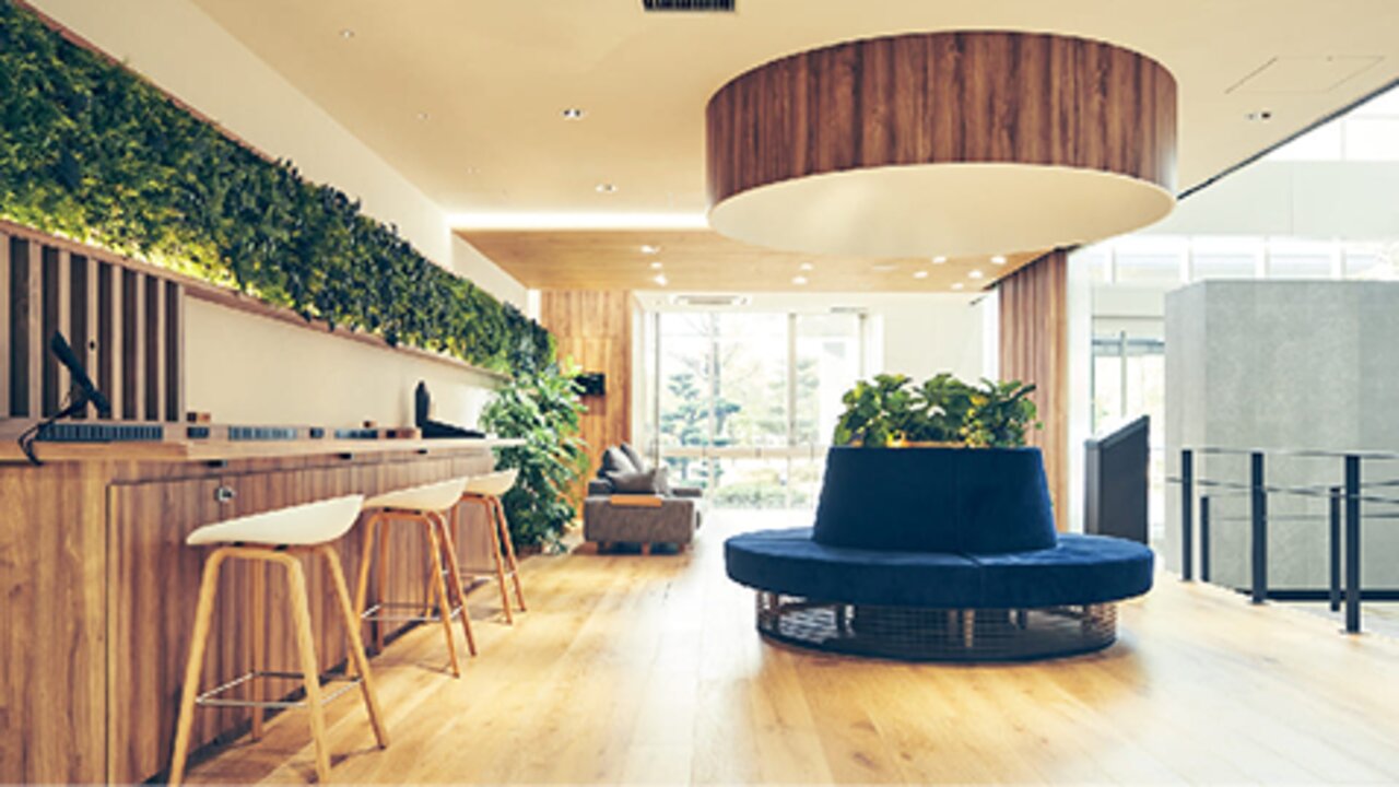 木製のカウンターデスクが配置されたReboot Space Iのワークスペース