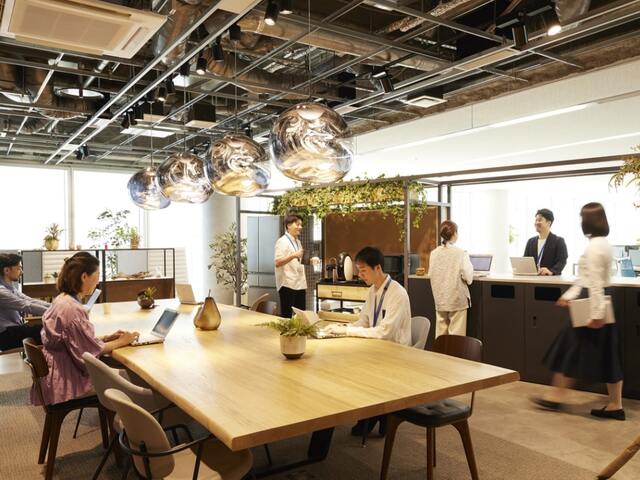 Hurricane Cafe（カフェエリア）の様子。大きな木製テーブルを囲んでメンバーが交流している。