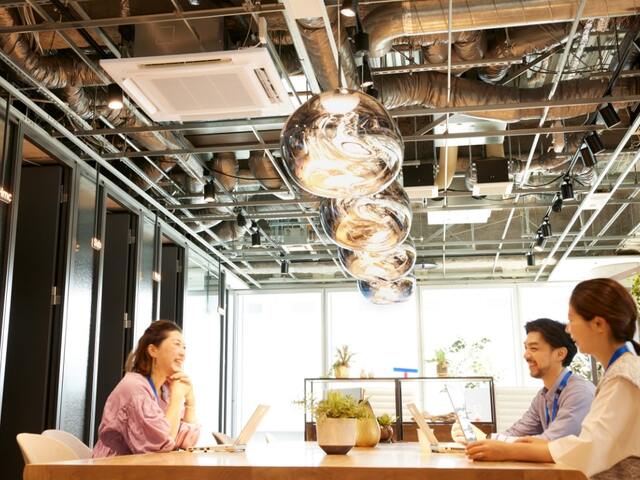 カフェエリアのスケルトン天井に設置された業務用空調連携システム