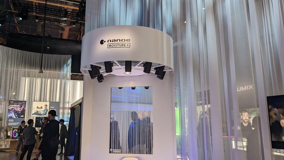 Dry mist is sprayed from above the hair dryer experience booth