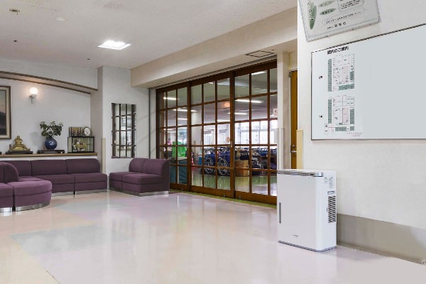 介護老人福祉施設こまちの室内に次亜塩素酸空間除菌脱臭機（ジアイーノ）が設置されている画像
