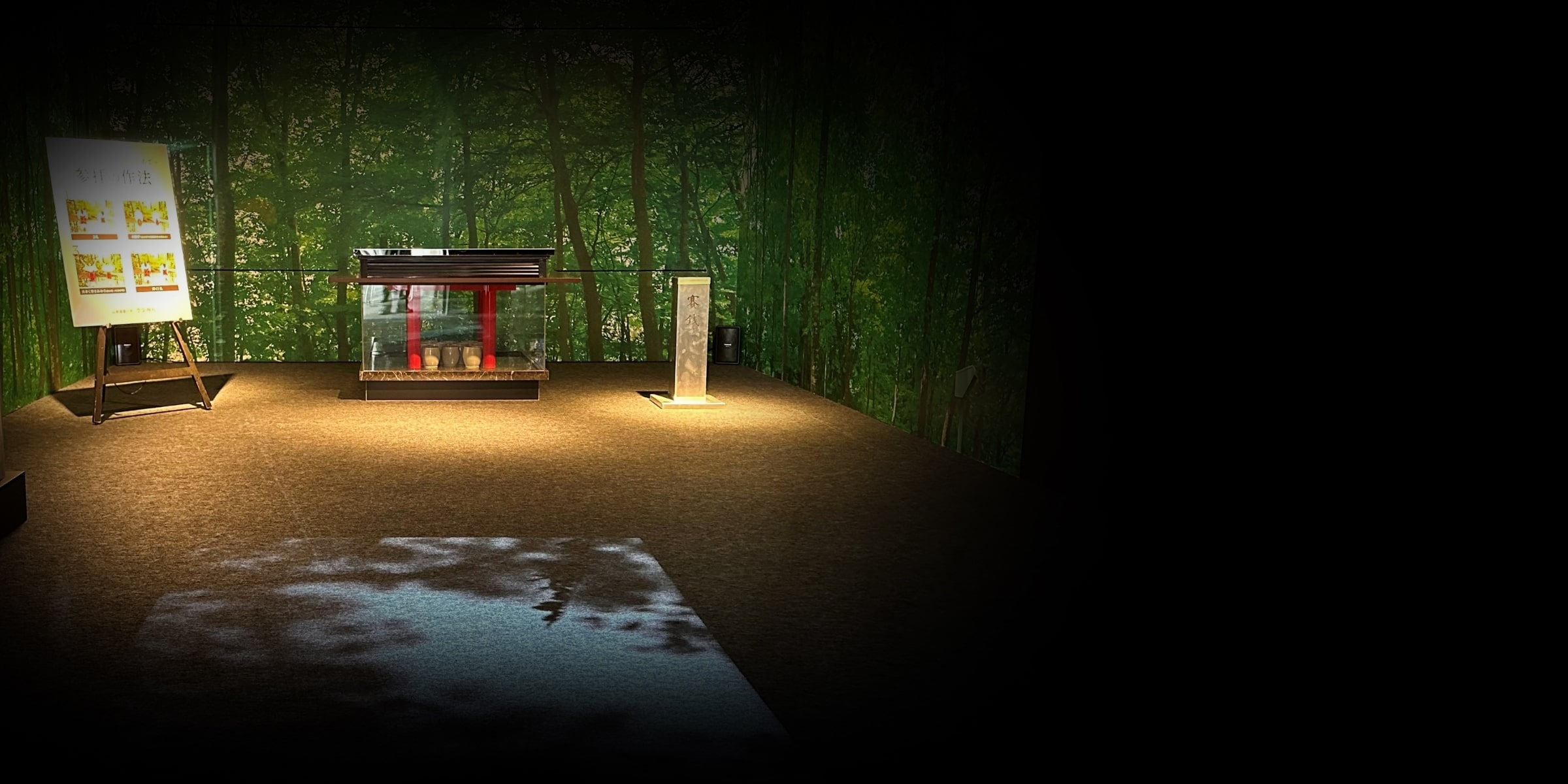 新緑の林のイメージボードの前に、ミニチュアの神社が置かれた室内の画像