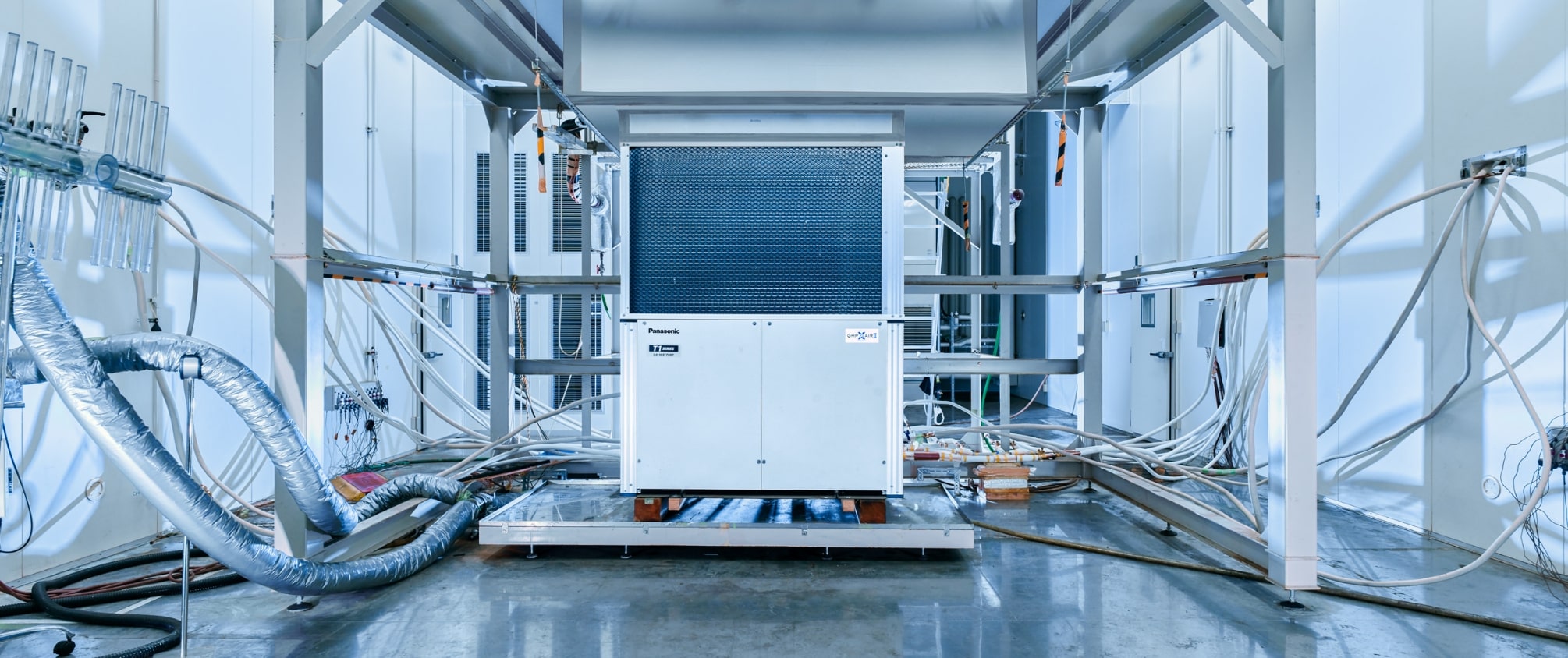 ガスヒートポンプエアコン(GHP)室外機を検査している、性能試験室の画像