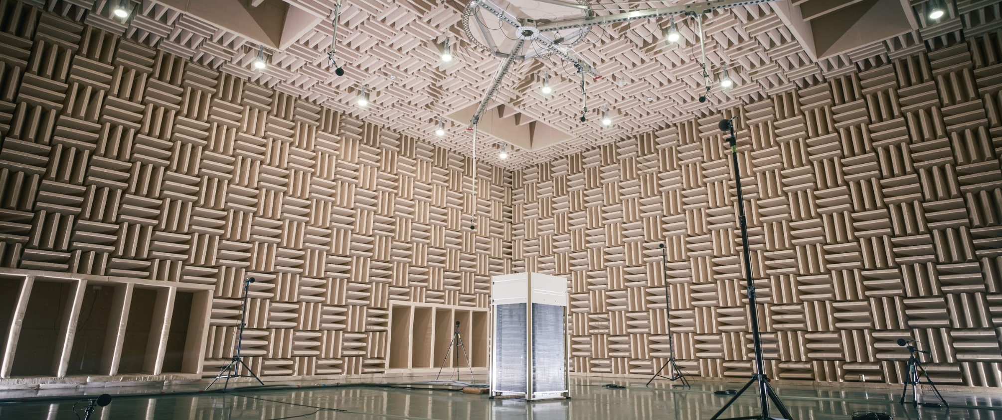 大型空調機用半無響音室でビル用マルチエアコン(VRF)室外機の騒音試験を行なっている画像