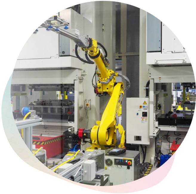 ロボットの活用などによる自動化と内製化率の向上は、テレビ生産時代から続くPHVACCZならではの取り組み