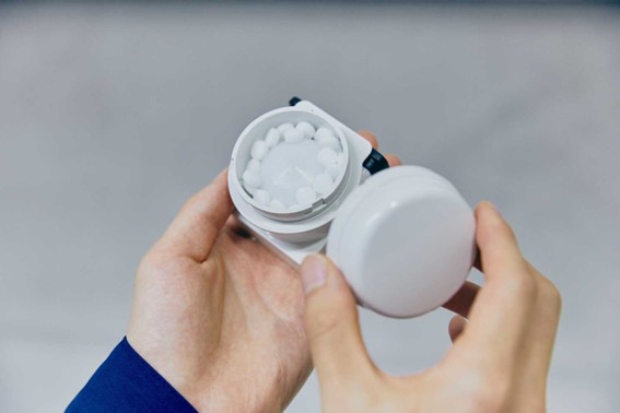 ジアイーノでは、水道水に写真の塩タブレットを投入することで生成した塩水から次亜塩素酸を生成