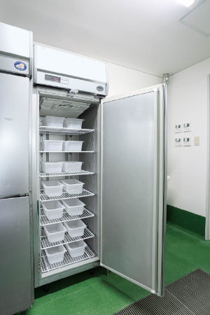 検食保管冷凍庫の写真
