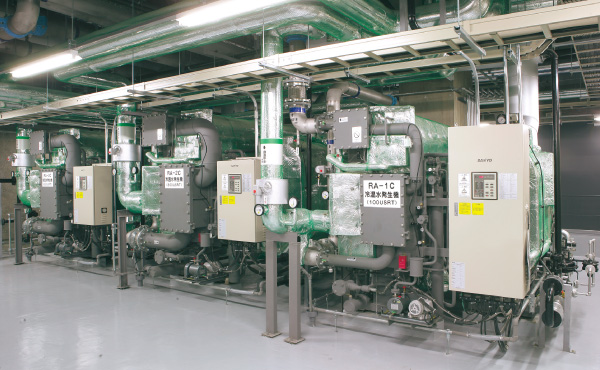 ガス焚二重効用吸収冷温水機　AUW-HS100F1C（ガス・油切替型）、BUW-HS300F1GL×2