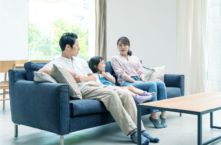 ソファで会話する家族の写真
