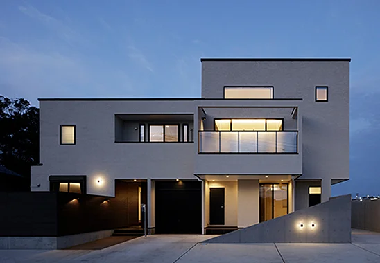 勾配天井と張り出したバルコニーで開放感あふれる2階リビングの住まい