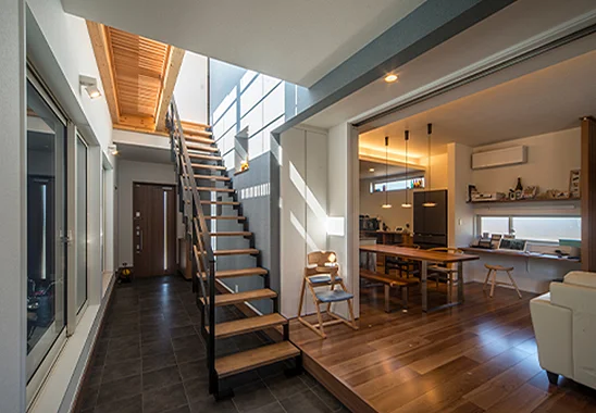 使い方自在な3つの庭 ビルトインガレージをもつ家