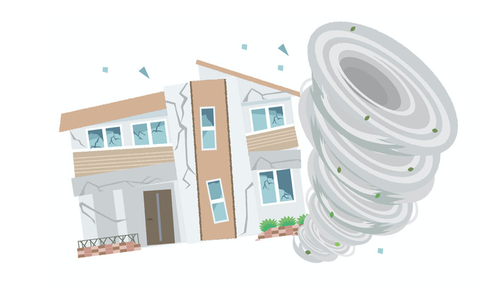 台風で窓ガラスが壊れ、家財が損害を受けた