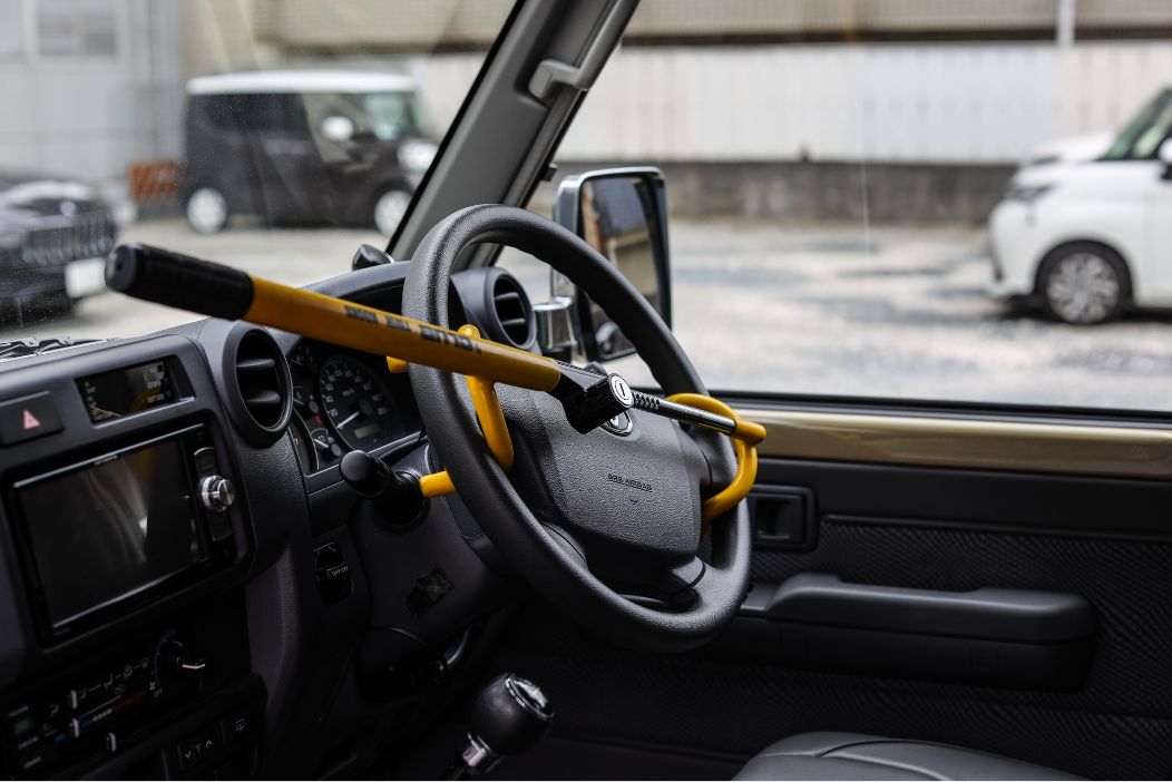 ハンドルロックやタイヤロック、シフトレバーロックをかける