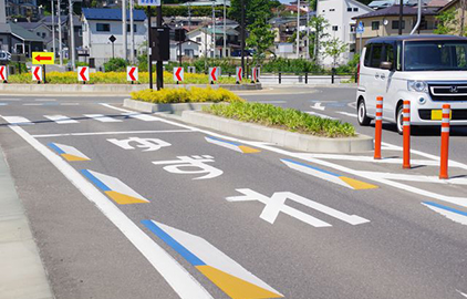 運転マナーの基本　思いやりと譲り合い　マナーの良い運転の実践例