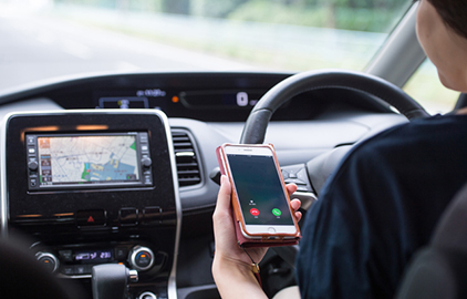 スマホ等の「ながら運転」に対する罰則の強化等