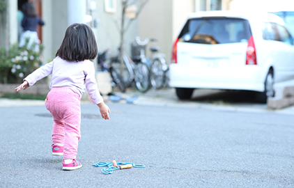 死角に入りやすい子供との事故防止