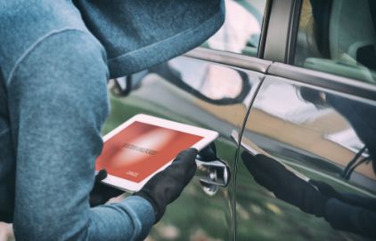 【スマートキーでも盗まれる！】自動車の盗難対策