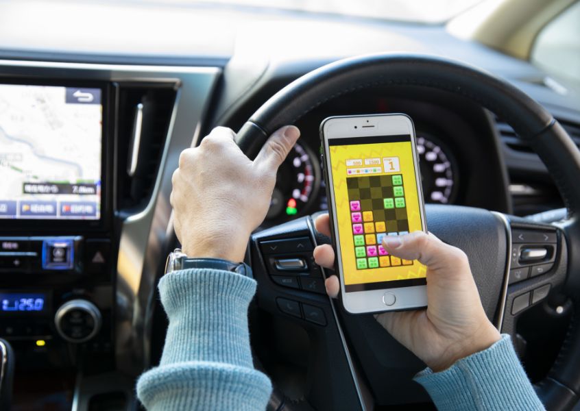 【運転に集中を】ながらスマホに要注意！